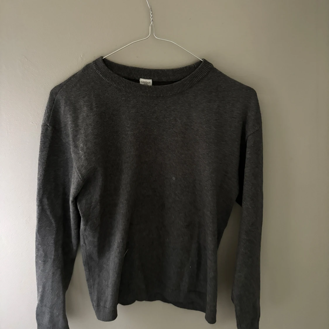 Mörkgrå stickad tröja från Lindex