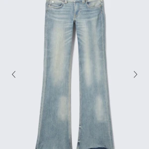 Ljusblå bootcut jeans med låg midja - säljer dessa ljusblåa jeans från cheap monday i storlek 24/30. helt oanvända och säljer eftersom de ej passade mig