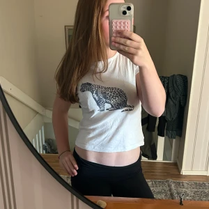 Subdued T-shirt  - Vit croppad t-shirt med mörk blå leopardtryck. Endast använd 1 gång💗st M men är som en xs