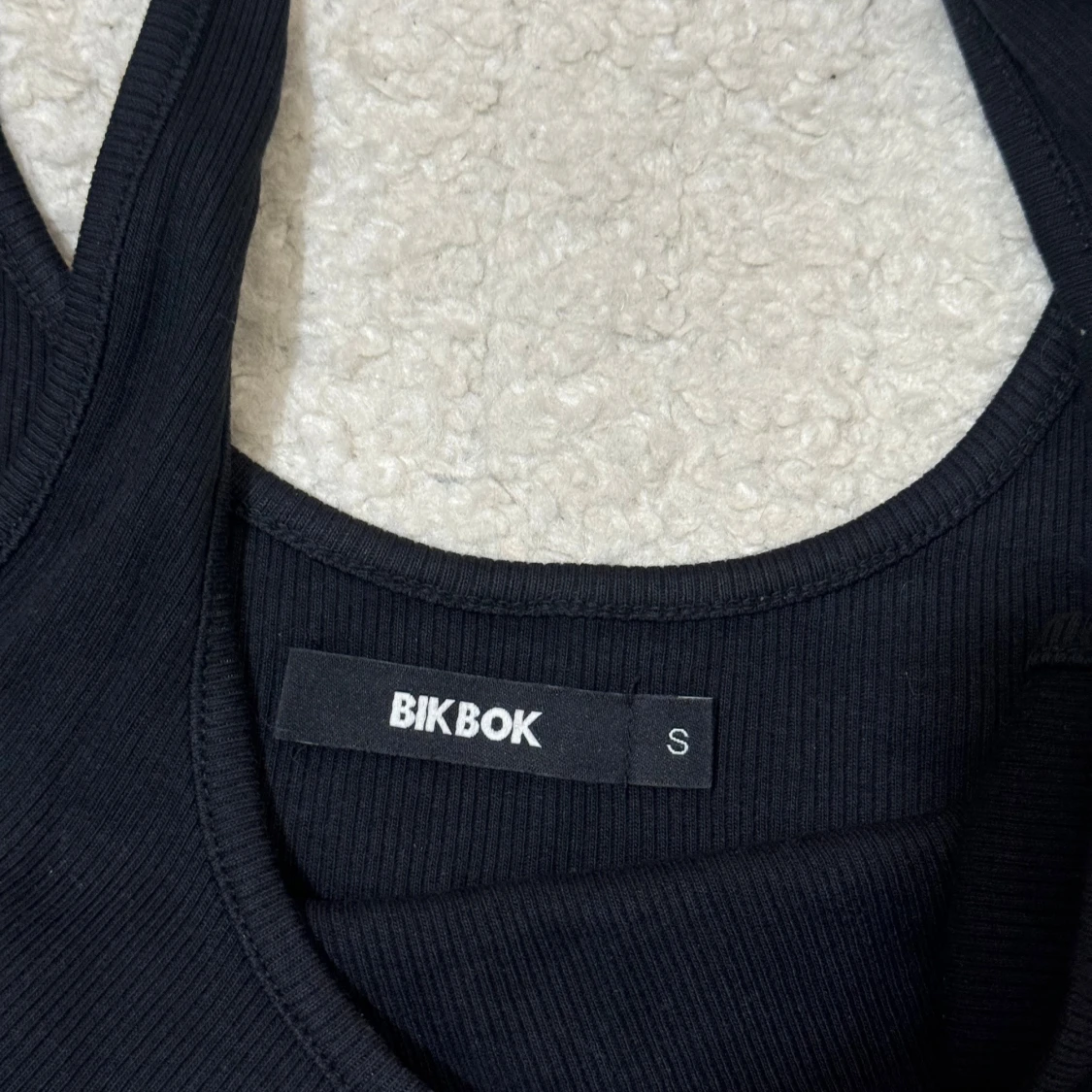 Svart ribbat linne från Bik Bok - 1