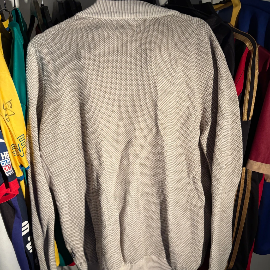 Beige stickad kofta med dragkedja - 1