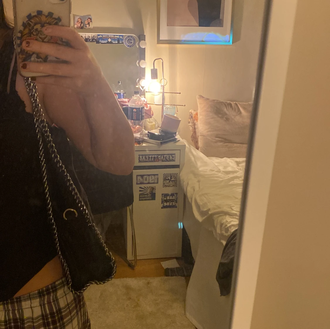 Svart axelväska med kedjerem - 1