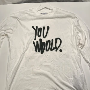 Acne Studios You Would Long Sleeve - Acne Studios ”You Would Long” Sleeve  |  Mycket Bra skick, endast använd ett fåtal gånger. Inga hål eller fläckar. (Ny skick) Nypris : 2495 Men size: M 175  Skicka gärna meddelande om du har några funderingar!