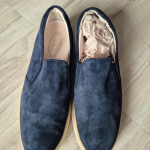 Tods loafers - Ett par riktigt snygga loafers från märket Tods i väldigt fint skick. Nypris ligger på 6500. Storlek 44