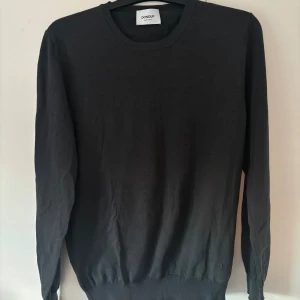 Dondup tröja - Unik sällsynt och eftertraktad mörkgrå dondup tröja i storlek M! I princip helt ny. Stört snygg med en go detalj längre ner på tröjan perfekt för den som gillar att sticka ut! Nypris på mellan 2000 och 3000. Bara att skriva vid minsta fråga eller fundering