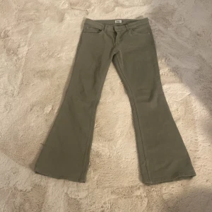 Bootcut byxor i khakigrönt - Snygga khakigröna bootcut-byxor från lager 157 ❤️ Byxorna har en låg midja och är tillverkade i ett mjukt bomullsmaterial. Perfekta för dig som gillar retrovibbar och vill ha en cool siluett🥰 endast använd typ 1 gång, nypris 400kr