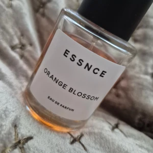 Essnce Orange Blossom EdP 50ml - 2/3 kvar Orange Blossom från Essnce är en Eau de Parfum på 50 ml, tillverkad i Frankrike. Vegansk produkt med ingredienser som alkohol denat., limonene, linalool, citronellol, eugenol och citral. Perfekt för dig som vill sticka ut med en modern vibe.