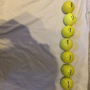 Olika vinter bollar i gul - 1 nitro 1 callaway 1 ram 1 srixon 2 titleist 1 topflite