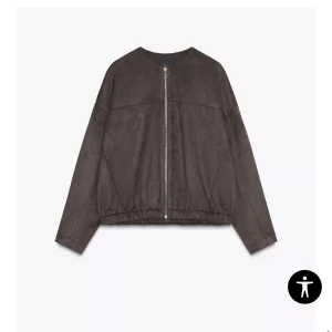 Brun mocka bomberjacka med dragkedja - Mörkbrun mocka jacka från Zara i storlek XS! Jackan köptes för 2 veckor sedan och är därav använd fåtal gånger. (Helt i nyskick) 