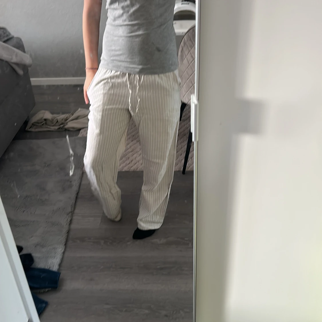 Randiga vida linnebyxor med snörning - 1