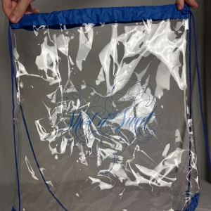 Short n Sweet transparent väska med blå detaljer  - Säljer en transparent väska med blå snören och förstärkta hörn. Väskan har trycket 'Short n' Sweet' i blått på framsidan och är tillverkad i syntetmaterial. Fick i VIP paket under Sabrina Carpenters konsert i Stockholm! 🌸  