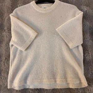 Vit stickad tröja från Gina Tricot - vit stickad t-shirt från Gina Tricot i ullblandning. Fint skick