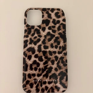 Roar Sweden Leopard Skal för iPhone - Stilrent leopardmönstrat skal från Roar Sweden för iPhone 11. Skalets hörn har en spricka/skada, men det skyddar fortfarande telefonen. Säljer då jag har ny mobil. Perfekt för dig som vill ha ett unikt och trendigt skydd till din mobil. 