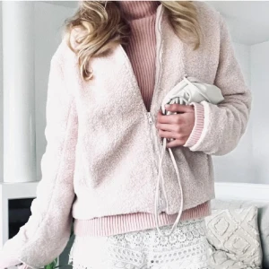 Ljusrosa teddyjacka🩷 - Supermjuk och fluffig teddyjacka i ljusrosa med dragkedja fram. Hör av er för frågor, stl 38 på lappen💖 säljs inte längre 