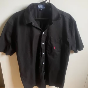 Raulph Lauren Skjorta - Raulph Lauren Skjorta. Aldrig använd då den är för stor för mig 10/10 skick