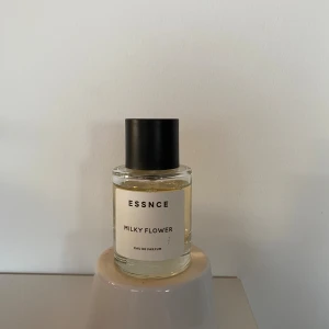 ESSNCE Milky Flower parfym - Modern och stilren Eau de Parfum från ESSNCE med namnet Milky Flower. Perfekt för dig som vill ha en unik touch i din doftsamling. Nästan full flaska. Mängd och skick enl fotona