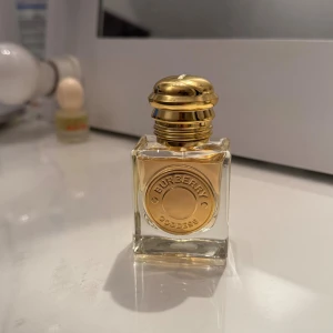 Burberry goddess parfym - Som ny! Endast använd vid tre tillfällen. 30 ml