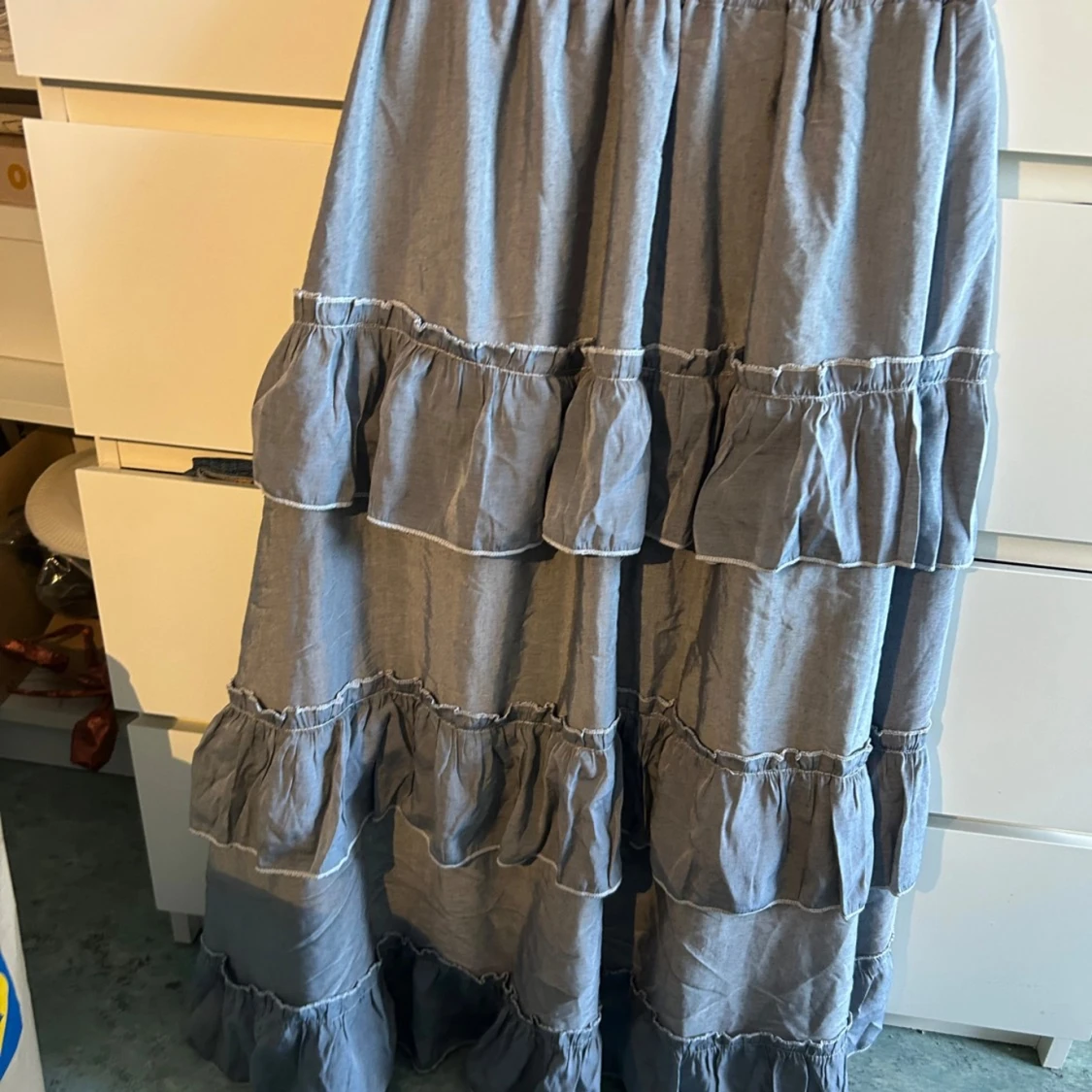 Grå volangkjol med resårmidja - 90