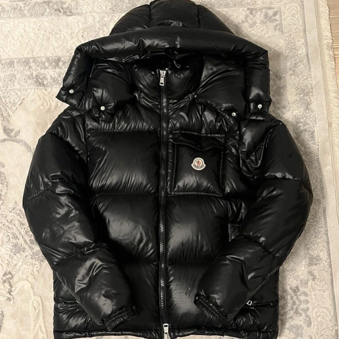 Svart Moncler pufferjacka med huva