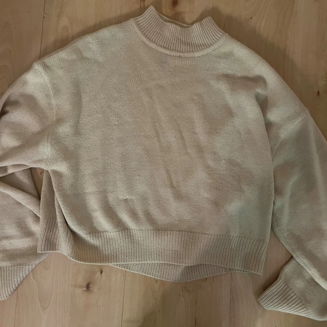 Beige stickad croppad tröja - 2