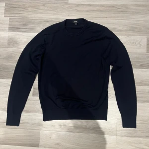 Marinblå merinoull tröja från Uniqlo - Tjena säljer en stilren marinblå merinoull tröja från Uniqlo med storleken small.                                       OBS! Två hål på armen som jag har sytt ihop 