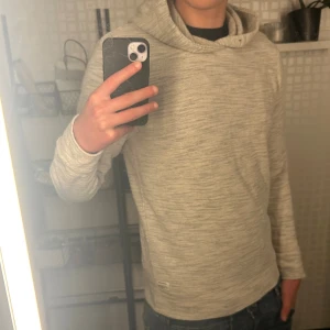 Stickad hoodie - Säljer nu min riktigt feta beige/grå stickade hoodie från märket Jack and Jones som inte går att få tag på längre. Den är o bra skick och passar perfekt som ett underplagg på hösten och passar även perfekt till kyligare vinterkvällar