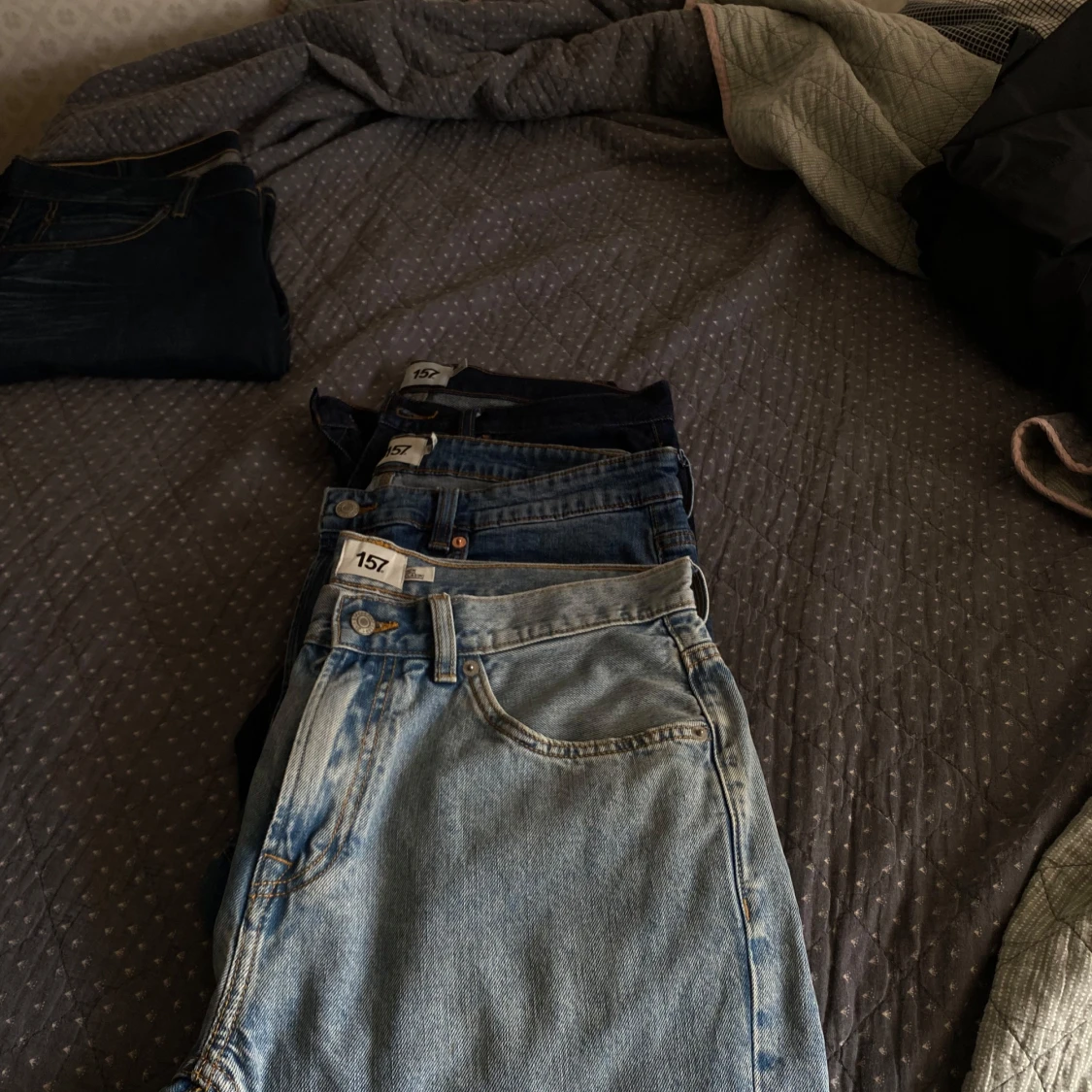 Flera par blå jeans från 157