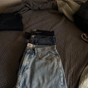 Flera par blå jeans från 157 - Säljer ett gäng klassiska blå jeans från 157 i olika tvättar, från ljusblå till mörkblå. Alla har femficksmodell och raka ben, perfekta för en chill och stilren look. Materialet är klassisk denim och passformen är normal. 150kr styck!