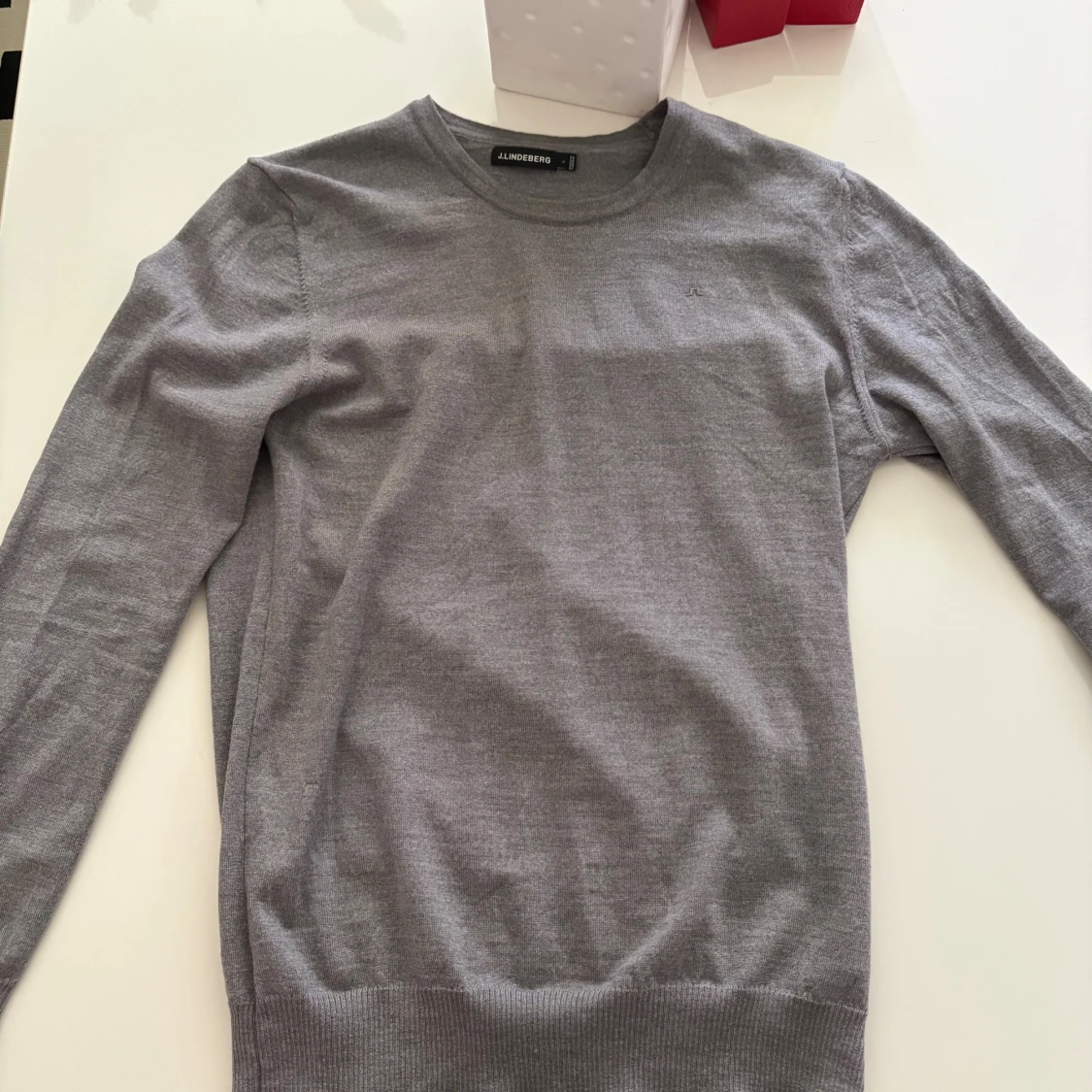 Grå stickad tröja från J.Lindeberg