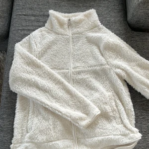Vit teddyjacka med dragkedja - Använd ett fåtal gånger. Är i ett mycket fint skick!