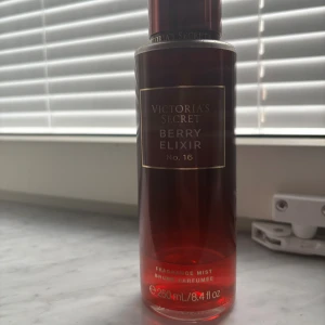 Victorias secret Berry Elixir No. 16 Mist - Berry Elixir No. 16 från Victoria's Secret. Väldigt god och unik doft, den påminner mig av early 2000s body mists, nånting som Elena Gilbert i tvd skulle ha!🫐Flaskan är 250 ml men det är ca 70 ml kvar i flaskan. Jag är lite osäker på om jag vill sälja då jag själv tycker väldigt mycket om doften, men har inte plats, där av pris. Skriv om du har frågor💖💖