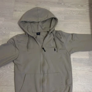Ralph Lauren hoodie - Tja! Säljer min Ralph Lauren hoodie som inte används längre pågrund av att den är för liten. Den är i väldigt bra skick och har inga skador eller defekter, skick: 9/10, bara att höra av dig vid frågor! Pris kan diskuteras
