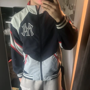 Supreme x MLB Yankees bomberjacka XL - Storlek är XL passar både XL/L skriv gärna vid fler Frågor