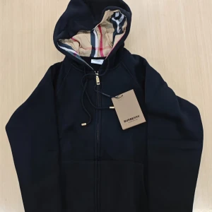 Burberry hoodie svart unisex – äkta, fint skick - Snygg svart Burberry-hoodie i storlek S. Använd få gånger, i mycket bra skick utan fläckar eller skador. Klassisk modell med logga och hög kvalitet. Passar både kvinnor och män. Kan skickas eller hämtas snabbt.