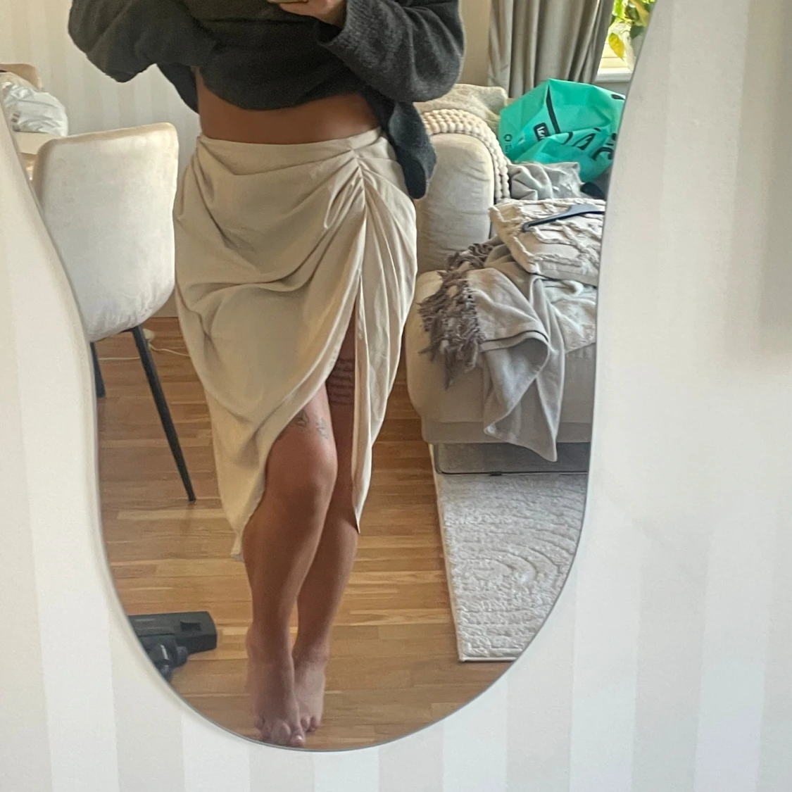 Beige omlottkjol med slits, M