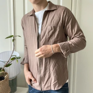 John Henric full zip M/L - John Henric full zip M/L beige. Modellen är 180,75 kg! Inga defekter 😊