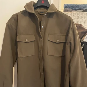 Skjortjacka - Väldigt fin jacka i tjockt material. 