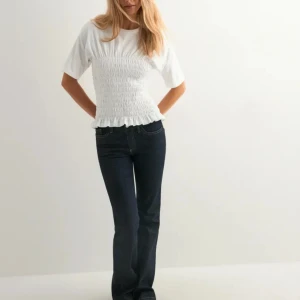 Vit topp - Snygg stilren topp från Nelly, använd fåtal gånger nypris 299