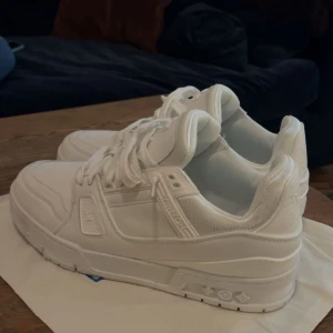 LV trainers  - Säljer mina LV trainers som jag köpte på mitt gamla Blocket konto. Skorna är i perfekt skick så hör av er om frågor eller funderingar!