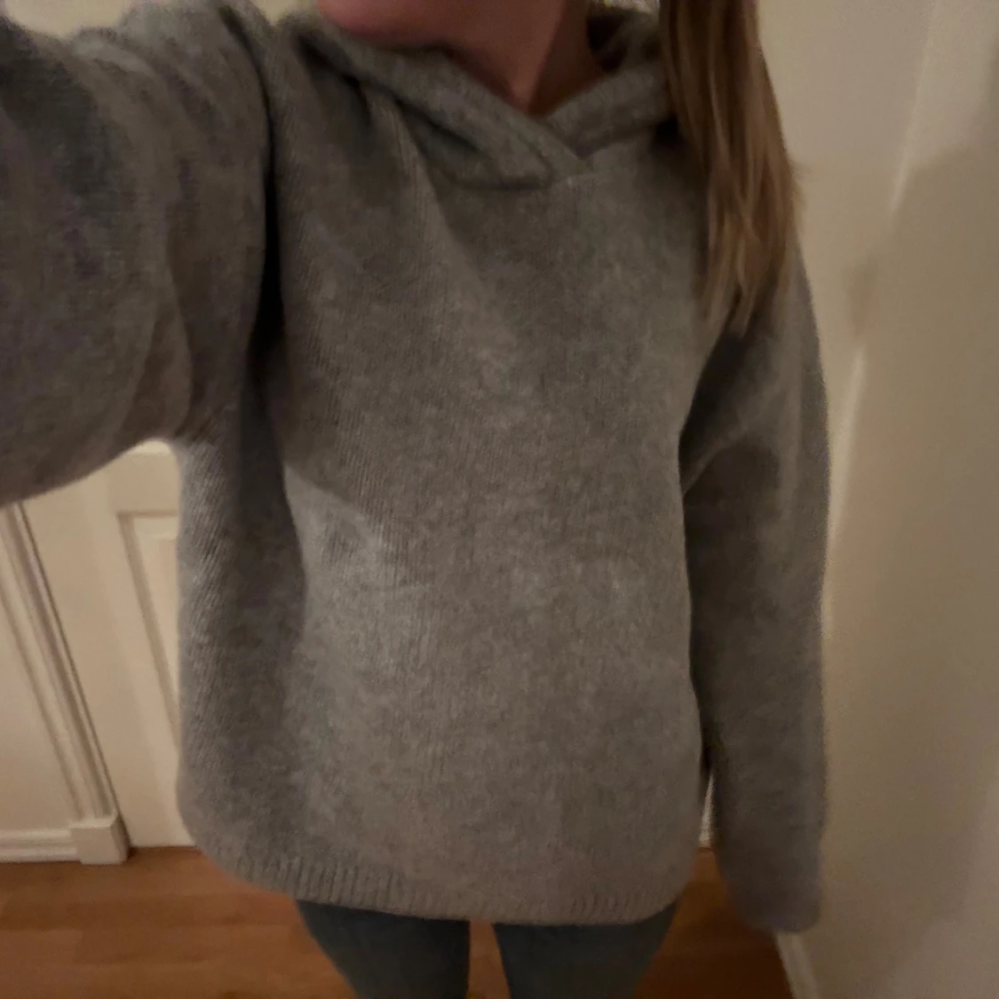 Grå stickad hoodie med huva - 3