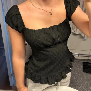 Svart blus med volang från Bikbok - Fin blus från bikbok, helt oanvänd 🫶