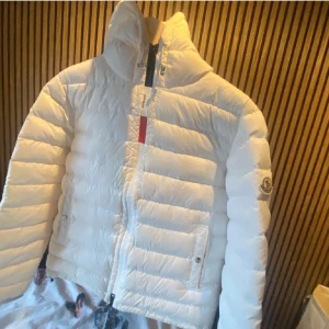 Äkta moncler  - Sjuk kvalité helt ny passade inte mig 😁👍🏻