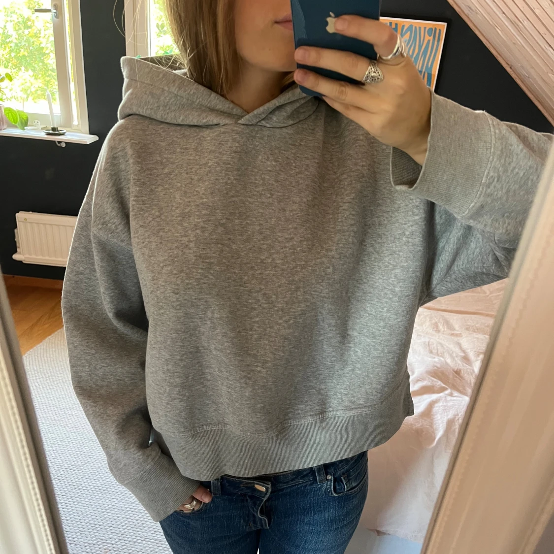 Grå croppad hoodie med huva - 1