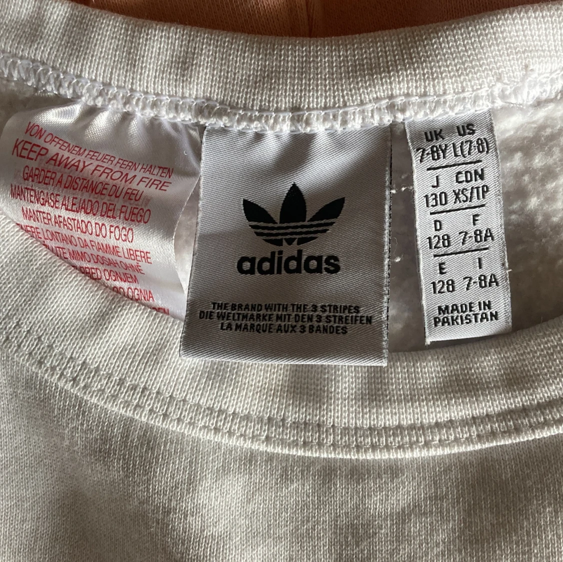 Adidas tracksuit i ljusrosa med vita och svarta detaljer - 4