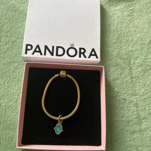 Berlock pandora  - Berlock från Pandora i 14k pläterat guld. Köpt för 900kr men säljs för 500kr går att buda på vid snabb affär 🩷🤗  Tillhörande armband finns även på min plick sida!🩷🤗