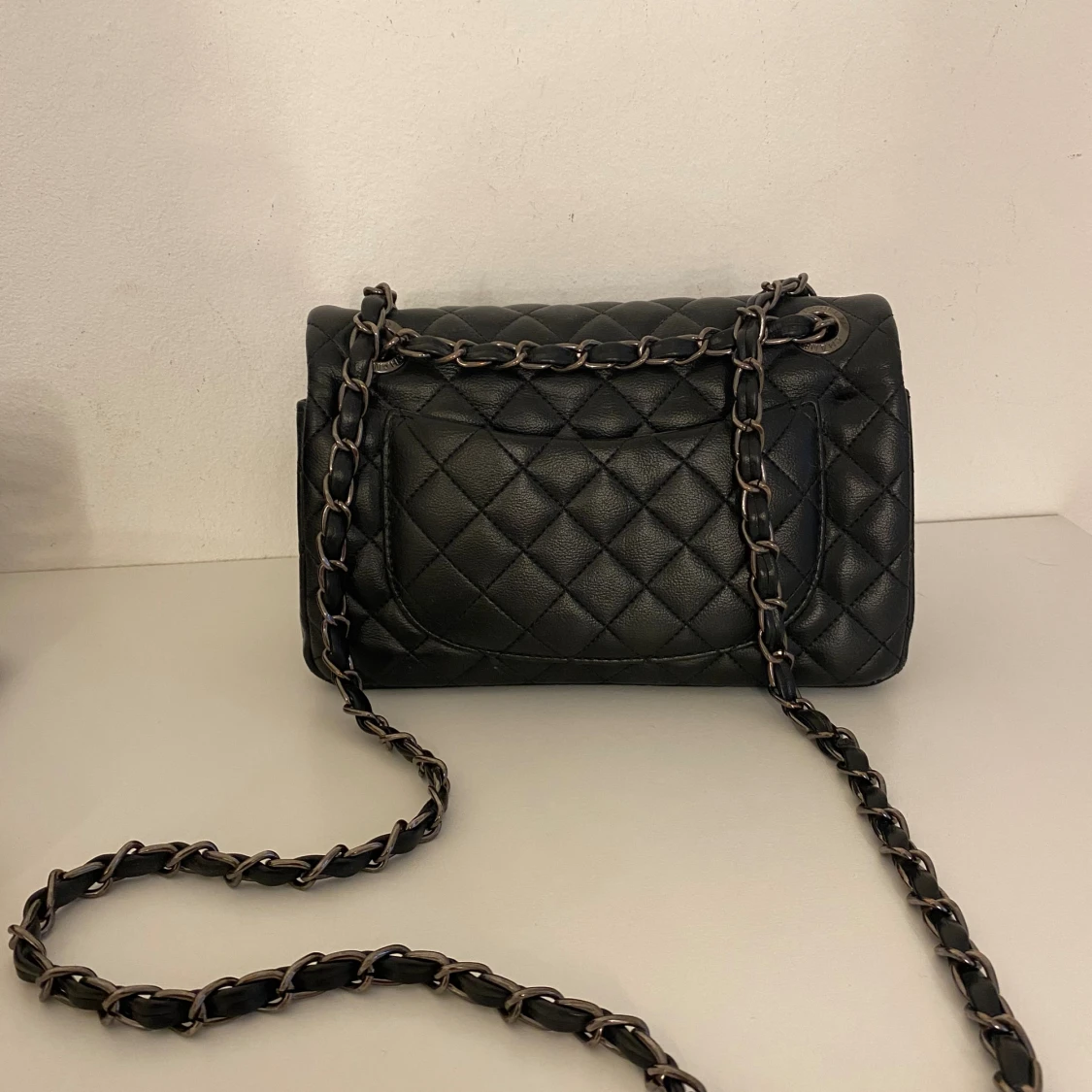 Svart quiltad axelväska - 1