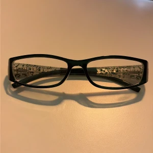 Mörk gröna glasögon med blommiga detaljer🩷 - Mörk gröna glasögon med rektangulära bågar och unika blommiga detaljer.🌱👓