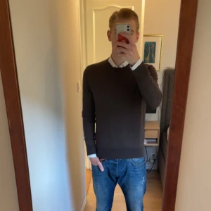 Brun stickad tröja Polo Ralph Lauren - Brun tröja från Ralph Lauren i 100% merino ull, har tyvärr rivits upp på armbågen men går absolut att lösa, jag har bar inte möjligheten för därför säljer jag den till någon som förhoppningsvis kan ta hand om den för en billig slant. Utöver armbågen så har plagget inte större defekter än att den är väl använd. Storlek M men skulle också kunna passa S.