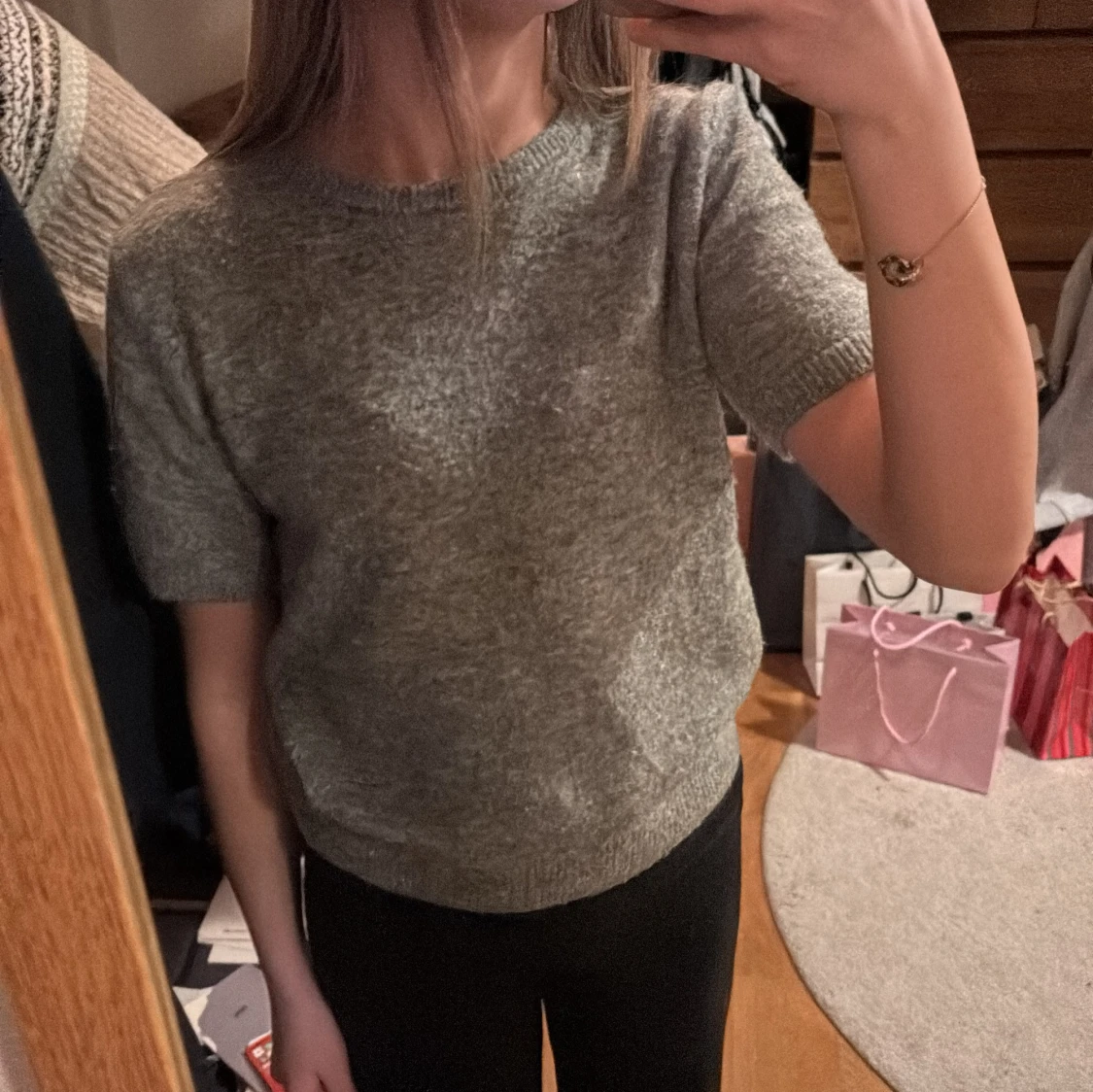Grå stickad kortärmad tröja