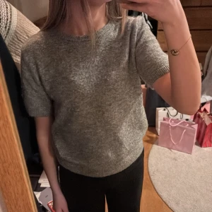 Grå stickad kortärmad tröja - Mysig grå stickad tröja